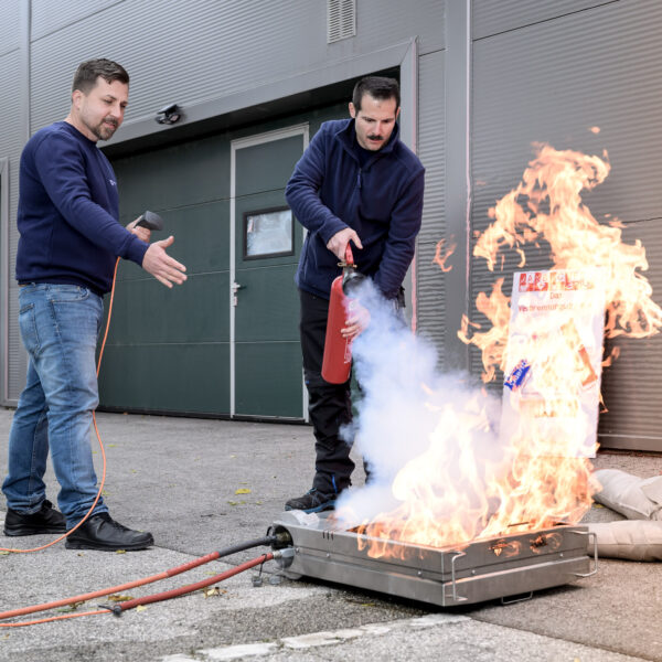 Brandschutzübung mit Feuerlöscher im Außeneinsatz – Rene Binder photography4marketing
