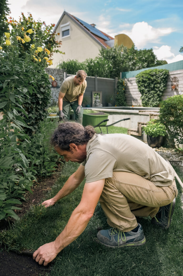 Zwei Gärtner bei der professionellen Gartenpflege und Rasenverlegung, fotografiert von Rene Binder – photography4marketing.